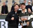 Juan Carlos Ferrero (stânga) și Carlos Alcaraz cu trofeul Roland Garros 2025 Foto: Guliver/GettyImages