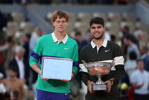 Jannik Sinner și Carlos Alcaraz după finala Roland Garros din 2025 / Foto: Getty Images