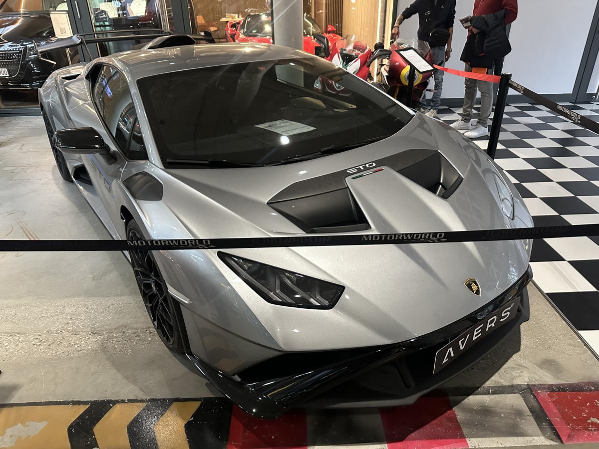 Colecția care l-ar face invidios și pe Ion Țiriac » Mașini de sute de milioane de euro expuse într-un centru cât 10 terenuri de fotbal!