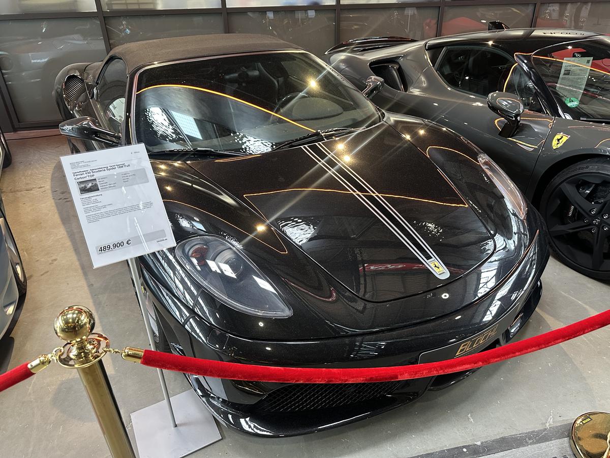 Colecția care l-ar face invidios și pe Ion Țiriac » Mașini de sute de milioane de euro expuse într-un centru cât 10 terenuri de fotbal!