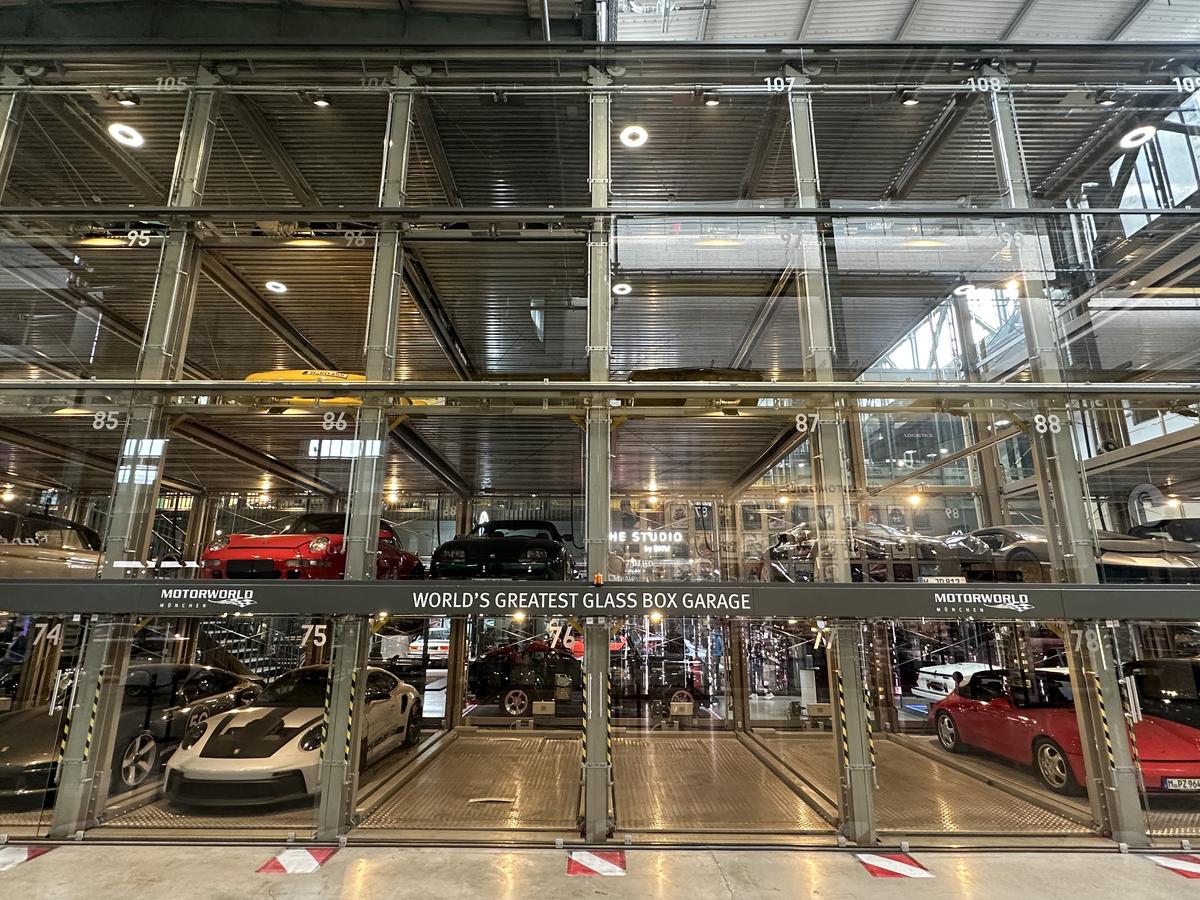 Colecția care l-ar face invidios și pe Ion Țiriac » Mașini de sute de milioane de euro expuse într-un centru cât 10 terenuri de fotbal!