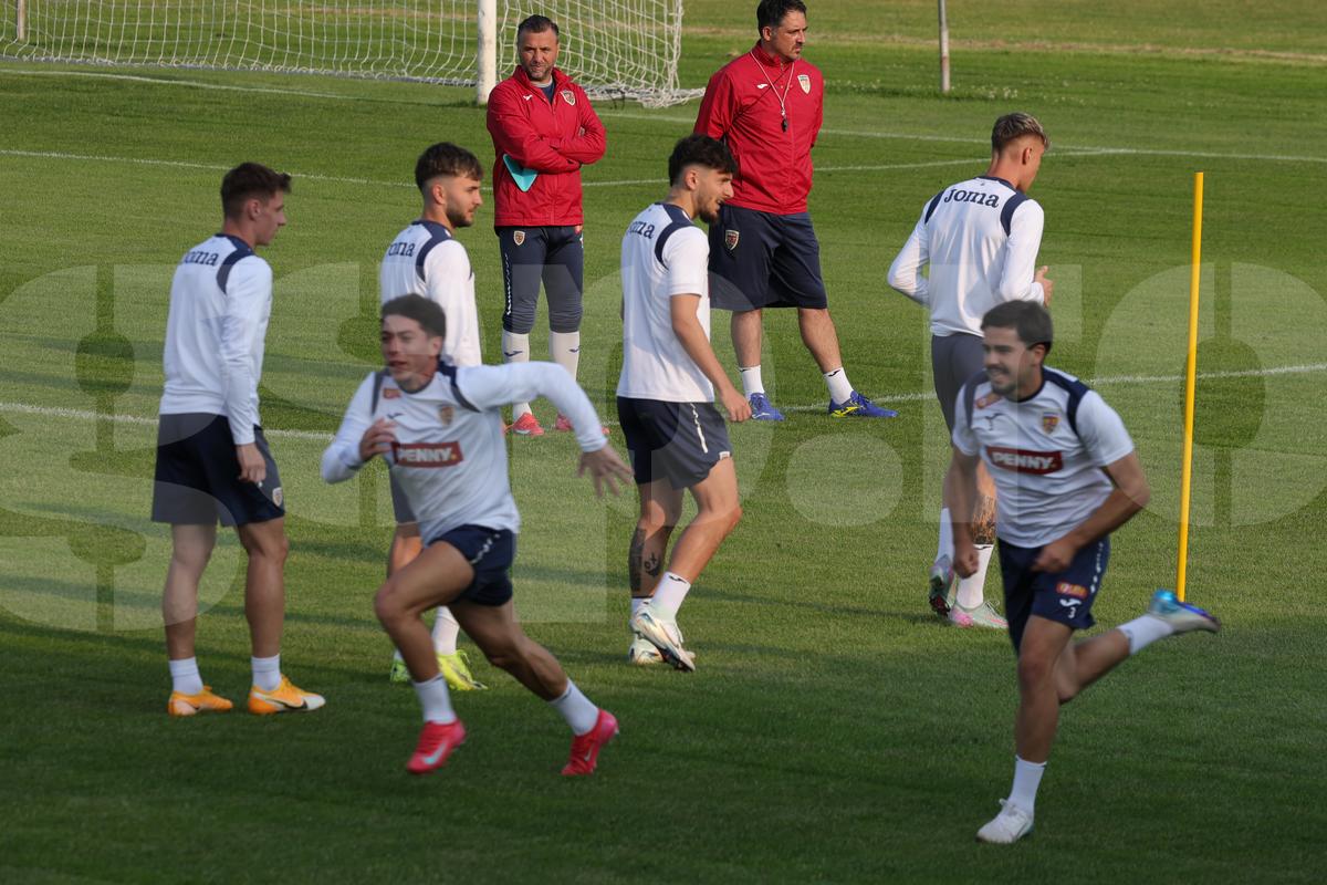 România U21 s-a antrenat pe un stadion de „județeană”, unde accesul se face printr-un bar + Gestul de suflet al „tricolorilor”