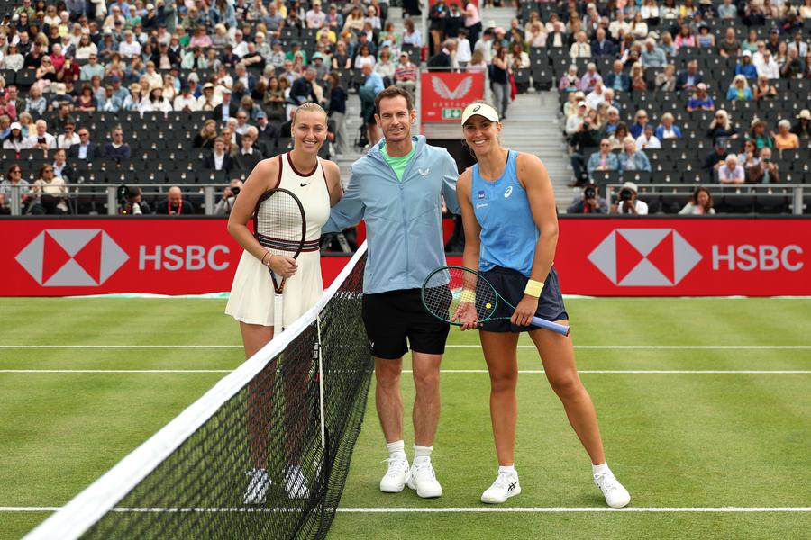 Andy Murray, între Petra Kvitova și Beatriz Haddad Maia/Foto: Getty Images Terenul principal dintr-un complex istoric îi poartă numele lui Andy Murray » Gluma britanicului: „Tenisul meu e diabolic”