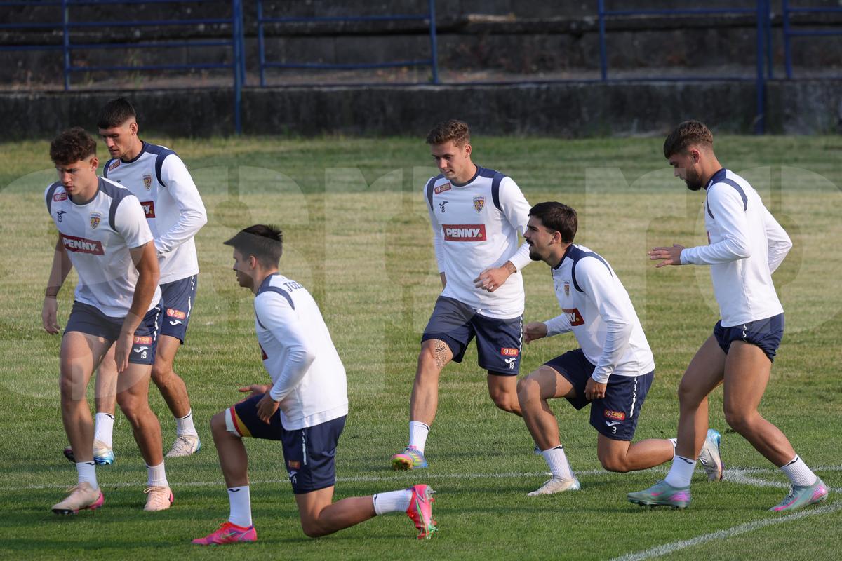România U21 s-a antrenat pe un stadion de „județeană”, unde accesul se face printr-un bar + Gestul de suflet al „tricolorilor”