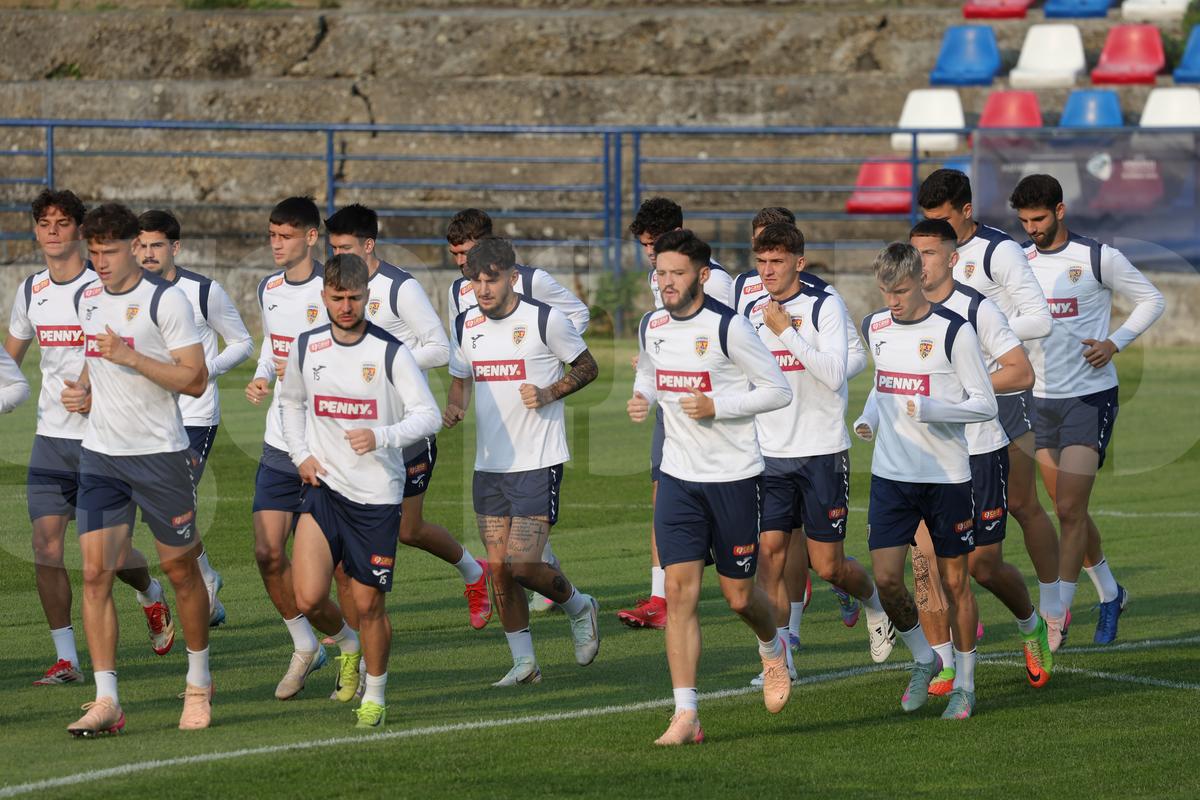 România U21 s-a antrenat pe un stadion de „județeană”, unde accesul se face printr-un bar + Gestul de suflet al „tricolorilor”