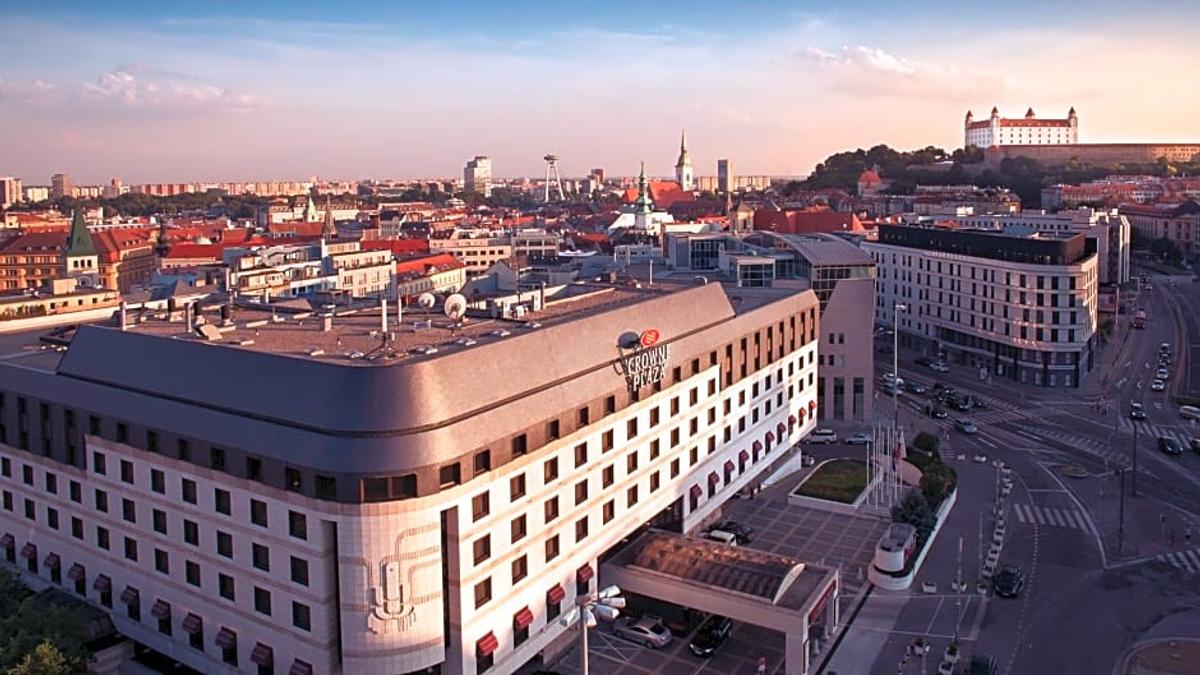 Naționala României s-a cazat la Bratislava vizavi de Reședința Prezidențială! Cât costă o cameră pe noapte