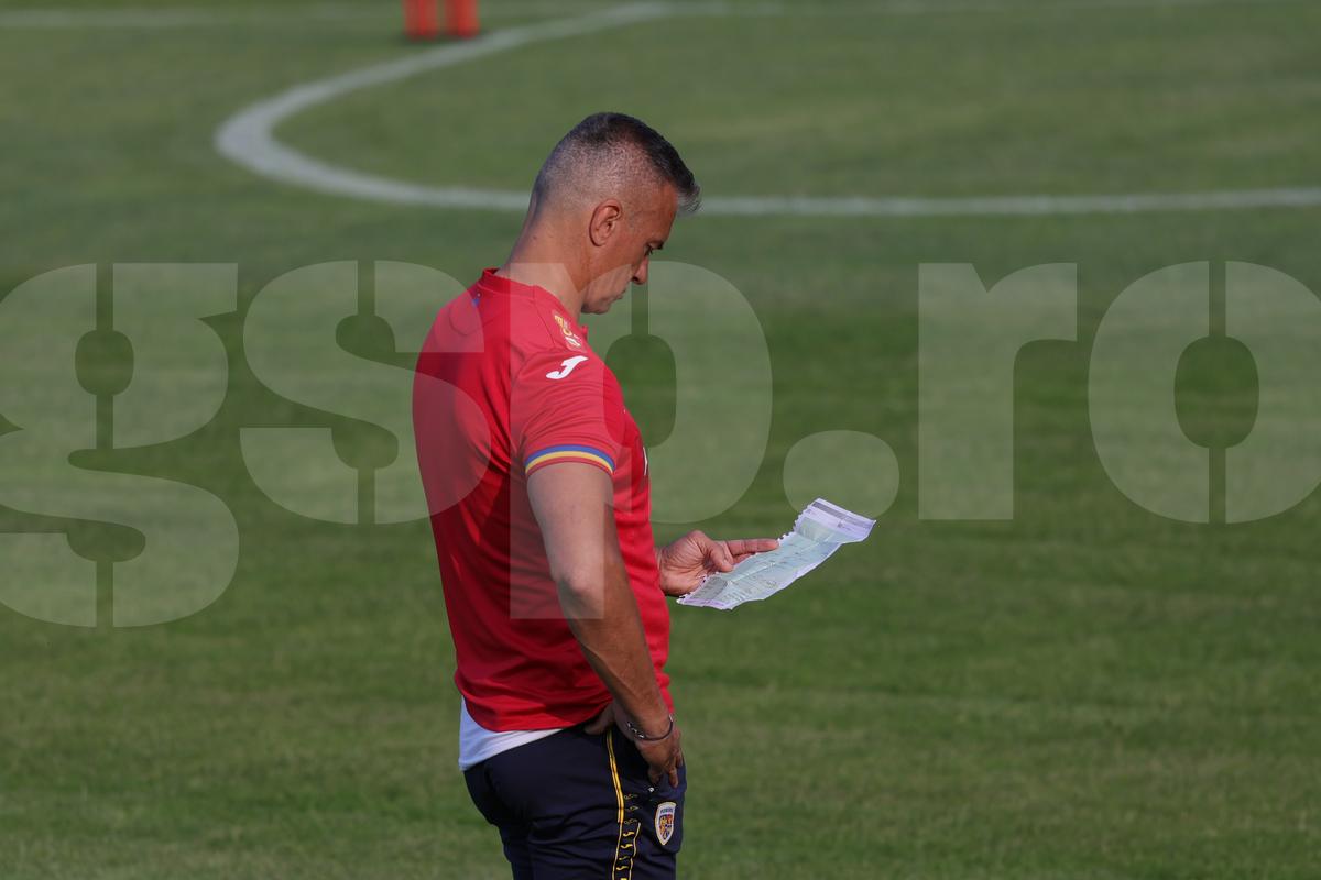 România U21 s-a antrenat pe un stadion de „județeană”, unde accesul se face printr-un bar + Gestul de suflet al „tricolorilor”