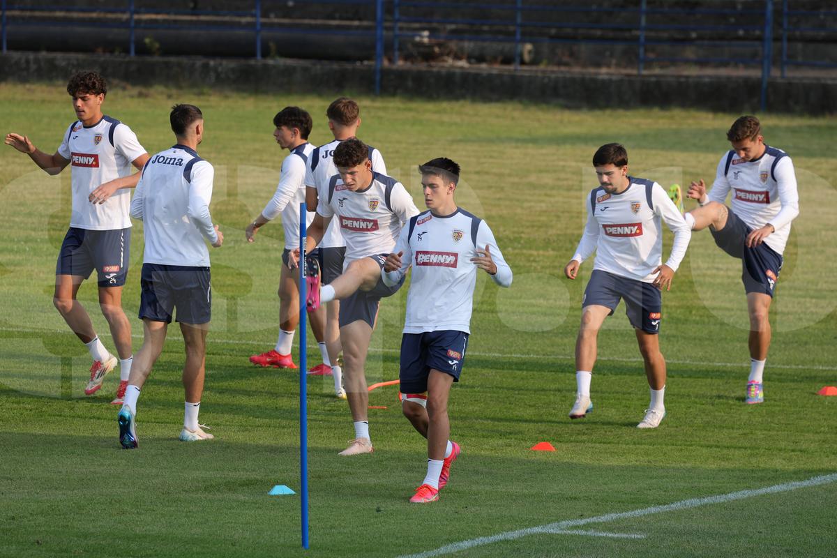 România U21 s-a antrenat pe un stadion de „județeană”, unde accesul se face printr-un bar + Gestul de suflet al „tricolorilor”
