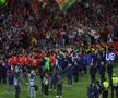 Cele două porţi au fost scoase după fluierul final FOTO: Ionuţ Iordache (GSP)