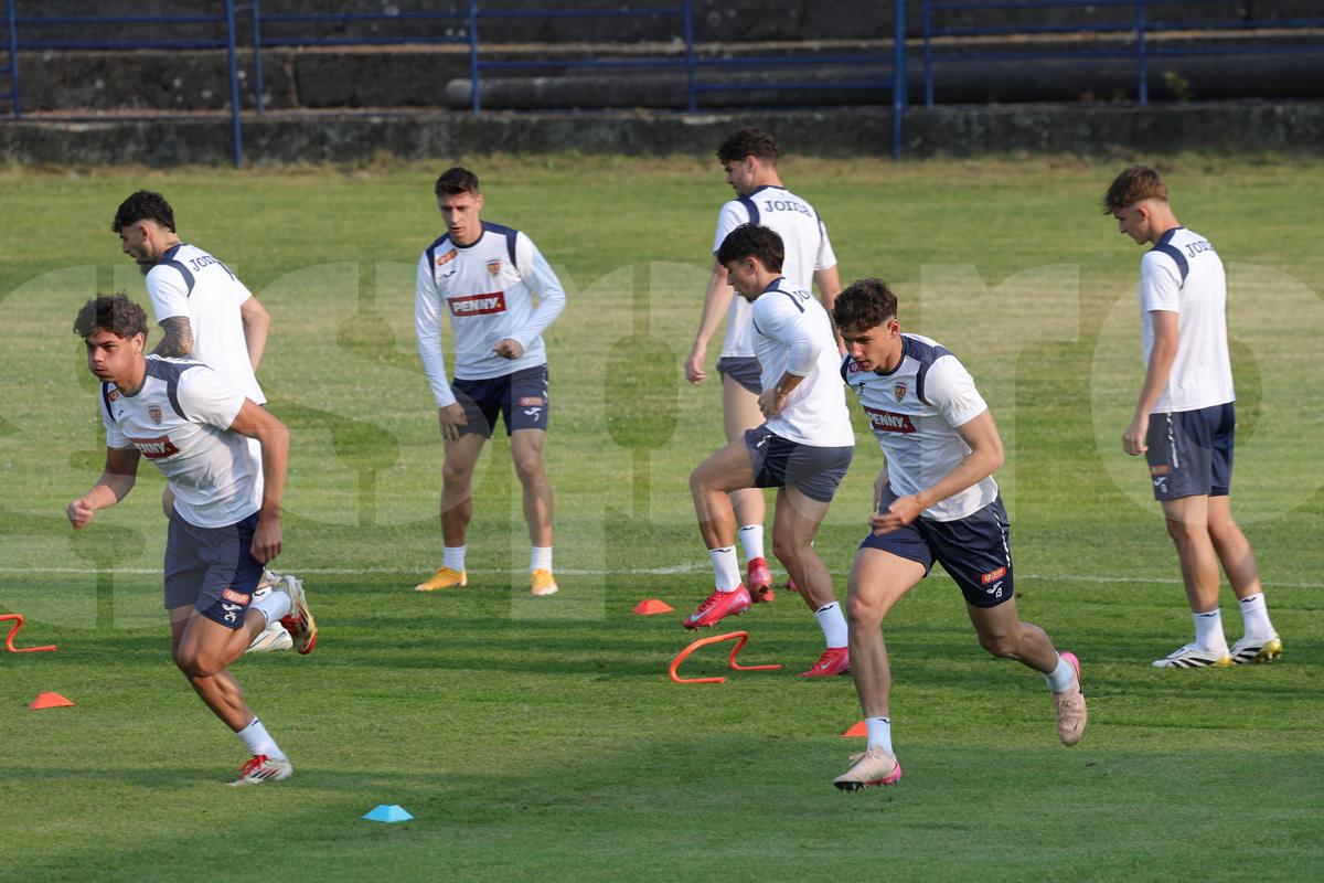 România U21 s-a antrenat pe un stadion de „județeană”, unde accesul se face printr-un bar + Gestul de suflet al „tricolorilor”