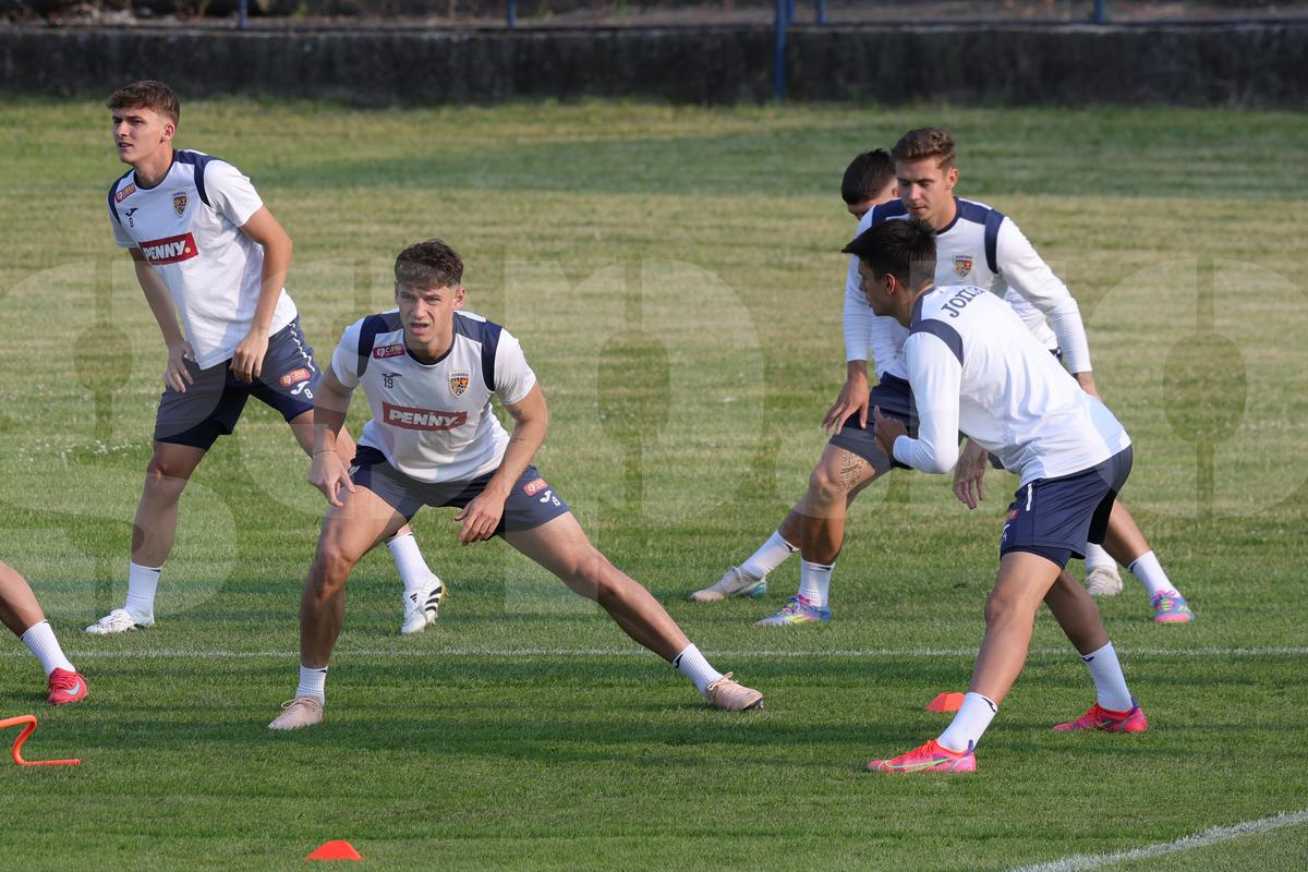 România U21 s-a antrenat pe un stadion de „județeană”, unde accesul se face printr-un bar + Gestul de suflet al „tricolorilor”