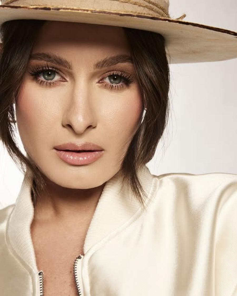 Raluka, artista care va intona imnul național la România - Cipru. FOTO: Facebook Are aproape 600.000 de urmăritori și va intona imnul la România - Cipru