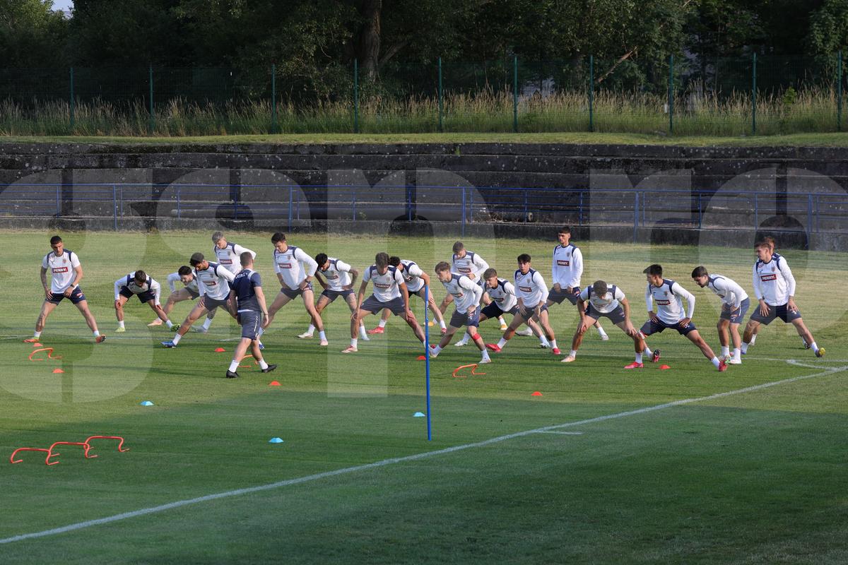 România U21 s-a antrenat pe un stadion de „județeană”, unde accesul se face printr-un bar + Gestul de suflet al „tricolorilor”