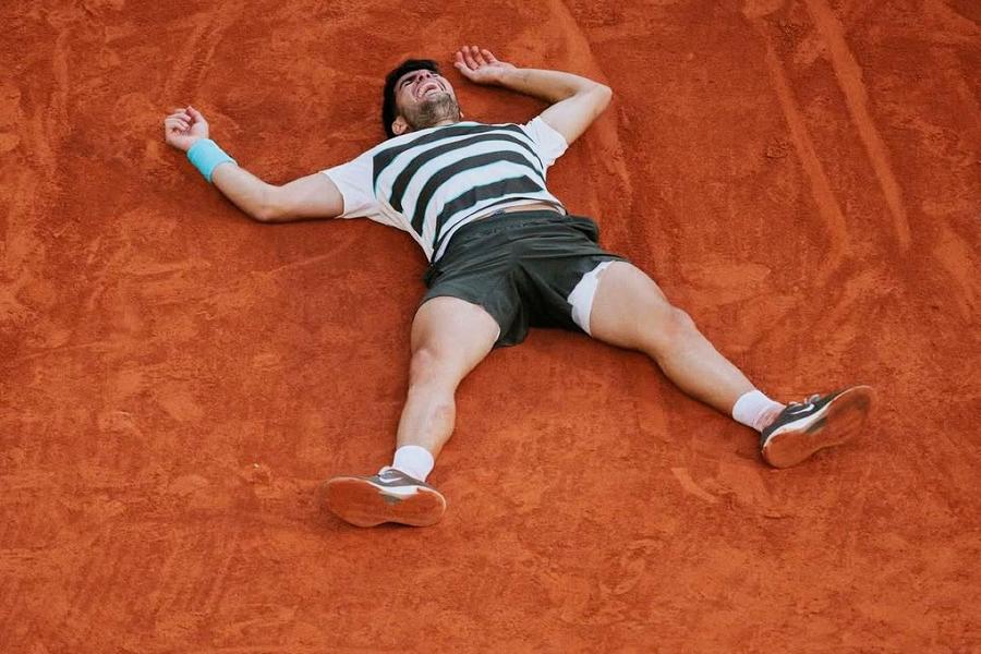 Carlos Alcaraz, imediat după victoria de la Roland Garros 2025 Foto: Instagram Roland Garros Antrenorul lui Carlos Alcaraz și-a dezvăluit trăirile din finala de la Roland Garros: „Era 0-40, s-a uitat la mine și parcă spunea: «Încă sunt aici!»”