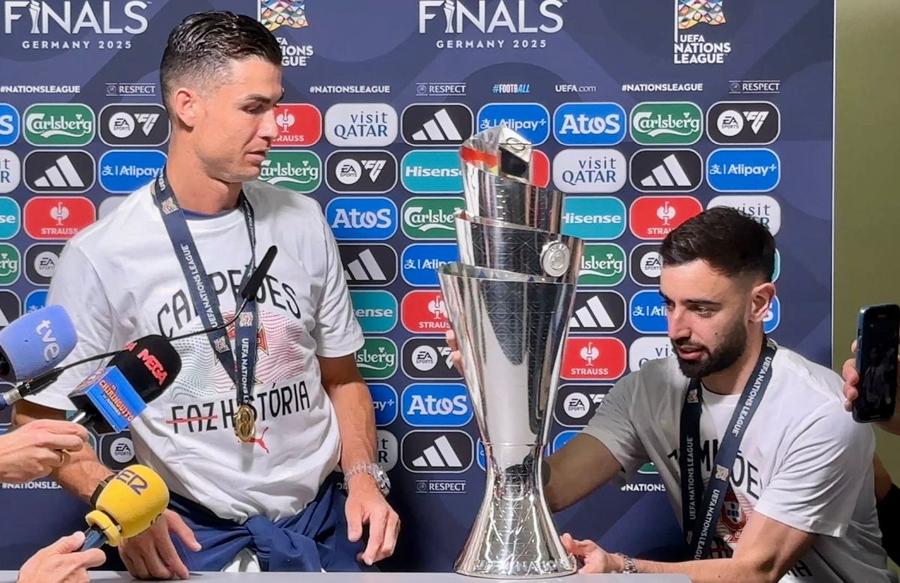 Bruno Fernandes vine să-i înmâneze trofeul lui Cristiano Ronaldo / FOTO: Ionuț Iordache (GSP) Imaginile de la „mixtă” cu Cristiano Ronaldo fac înconjurul internetului! Reporterii GSP, martorii unor scene de colecție + ce a putut spune CR7 despre Yamal