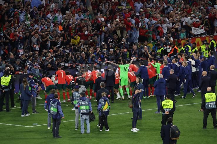 Cele două porţi au fost scoase după fluierul final FOTO: Ionuţ Iordache (GSP)