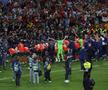 Cele două porţi au fost scoase după fluierul final FOTO: Ionuţ Iordache (GSP)