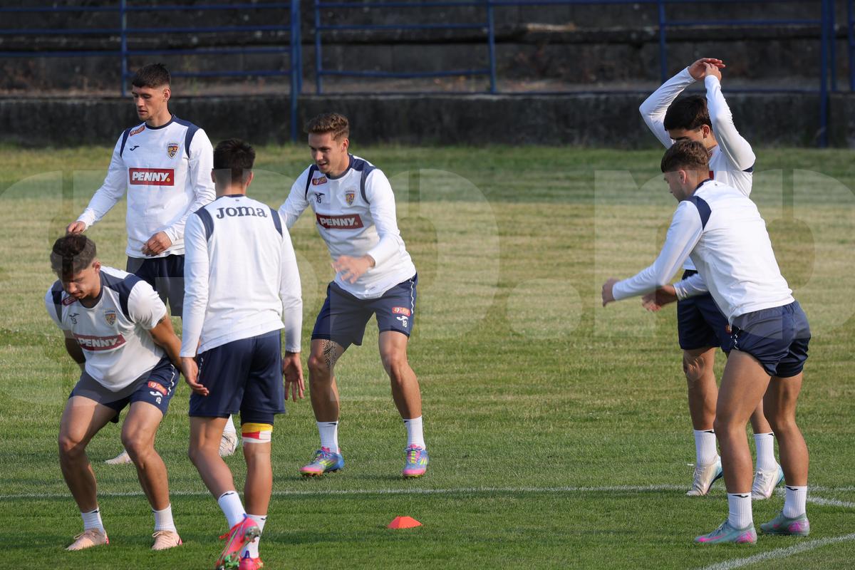România U21 s-a antrenat pe un stadion de „județeană”, unde accesul se face printr-un bar + Gestul de suflet al „tricolorilor”