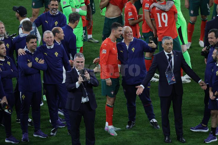 Cristiano Ronaldo şi-a făcut selfie cu oamenii din staff FOTO: Ionuţ Iordache (GSP)