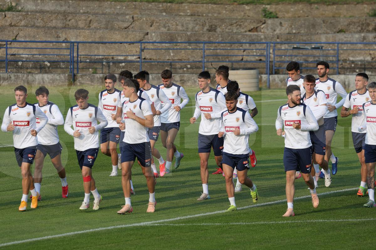 România U21 s-a antrenat pe un stadion de „județeană”, unde accesul se face printr-un bar + Gestul de suflet al „tricolorilor”