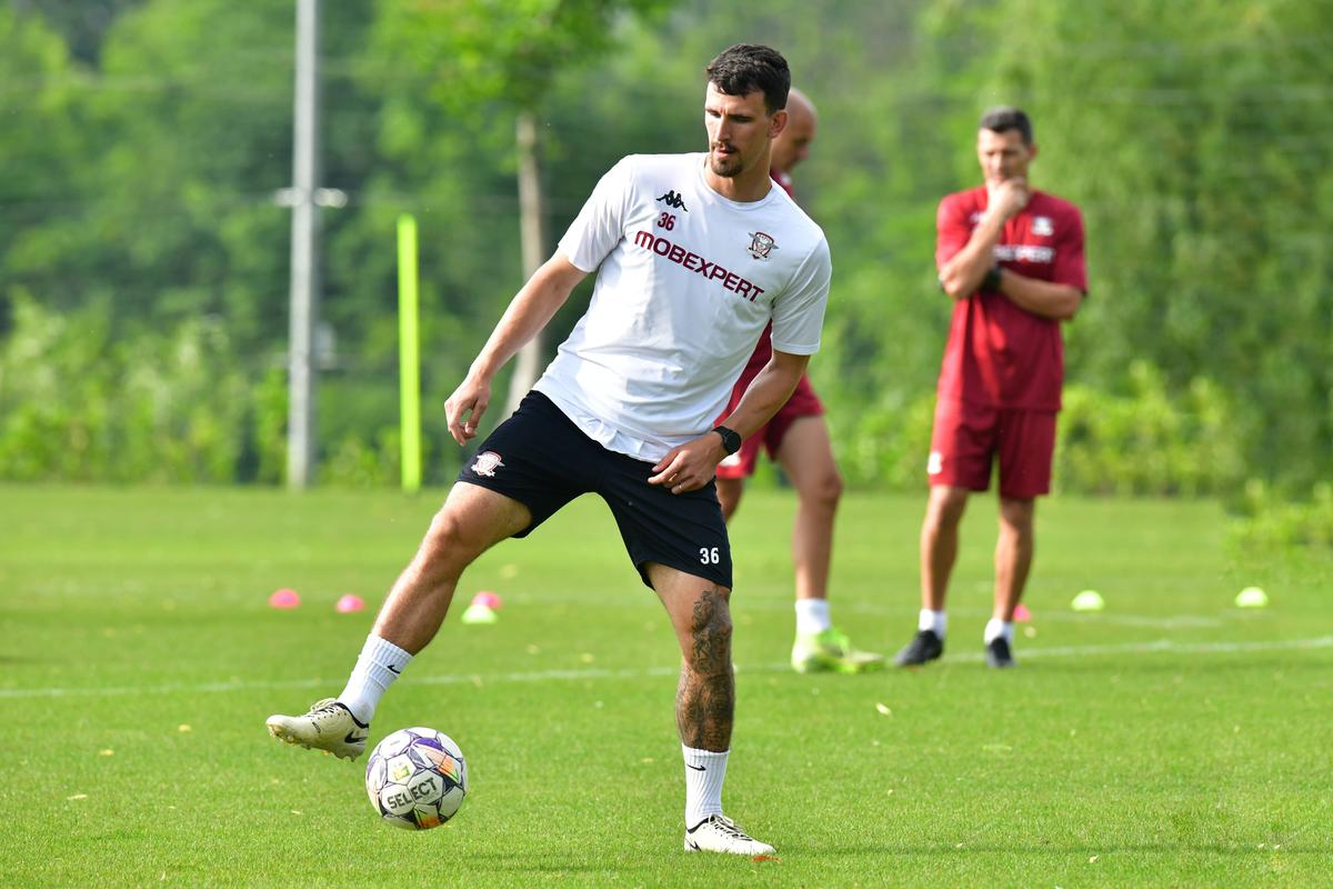La loc comanda! Noua „perlă” de la Rapid s-a antrenat în premieră sub comanda lui Costel Gâlcă » Lotul prezent la reunire
