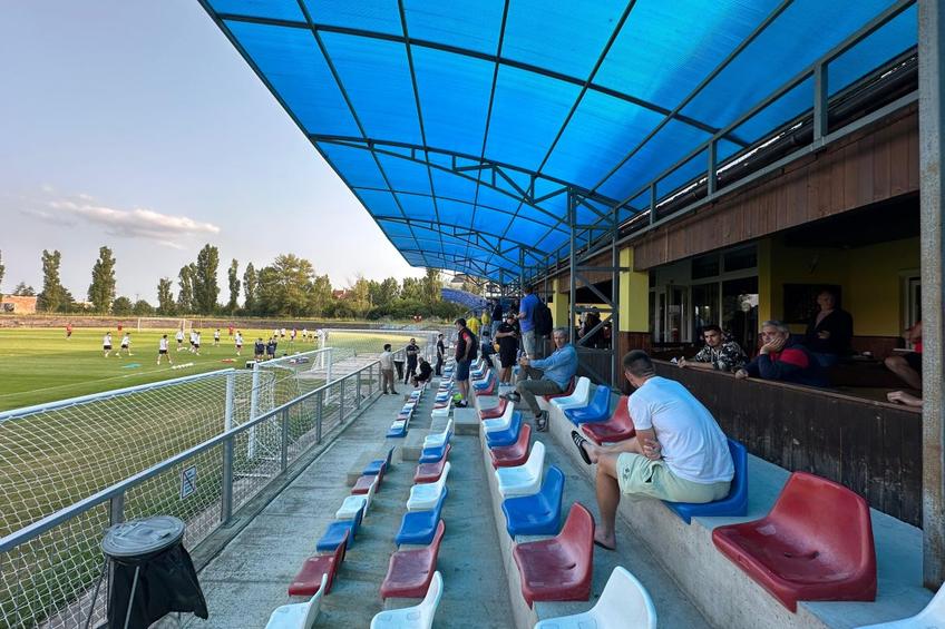 România U21 s-a antrenat pe un stadion de „județeană”, unde accesul se face printr-un bar // foto: Ionuț Iordache (GSP)