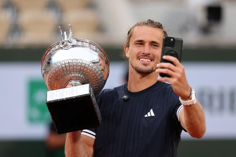 Alexander Zverev cu trofeul de la Roland Garros 2026 Foto: Guliver/GettyImages Alexander Zverev despre pregătirea din Mallorca: „E plăcut să aud părerea lui Rafa, ce crede că pot îmbunătăți”