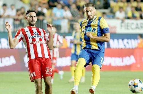 Benjamin Van Durmen  (stânga) în duel cu Gicu Grozav, în Petrolul - UTA Arad. Foto: sportpictures.eu
