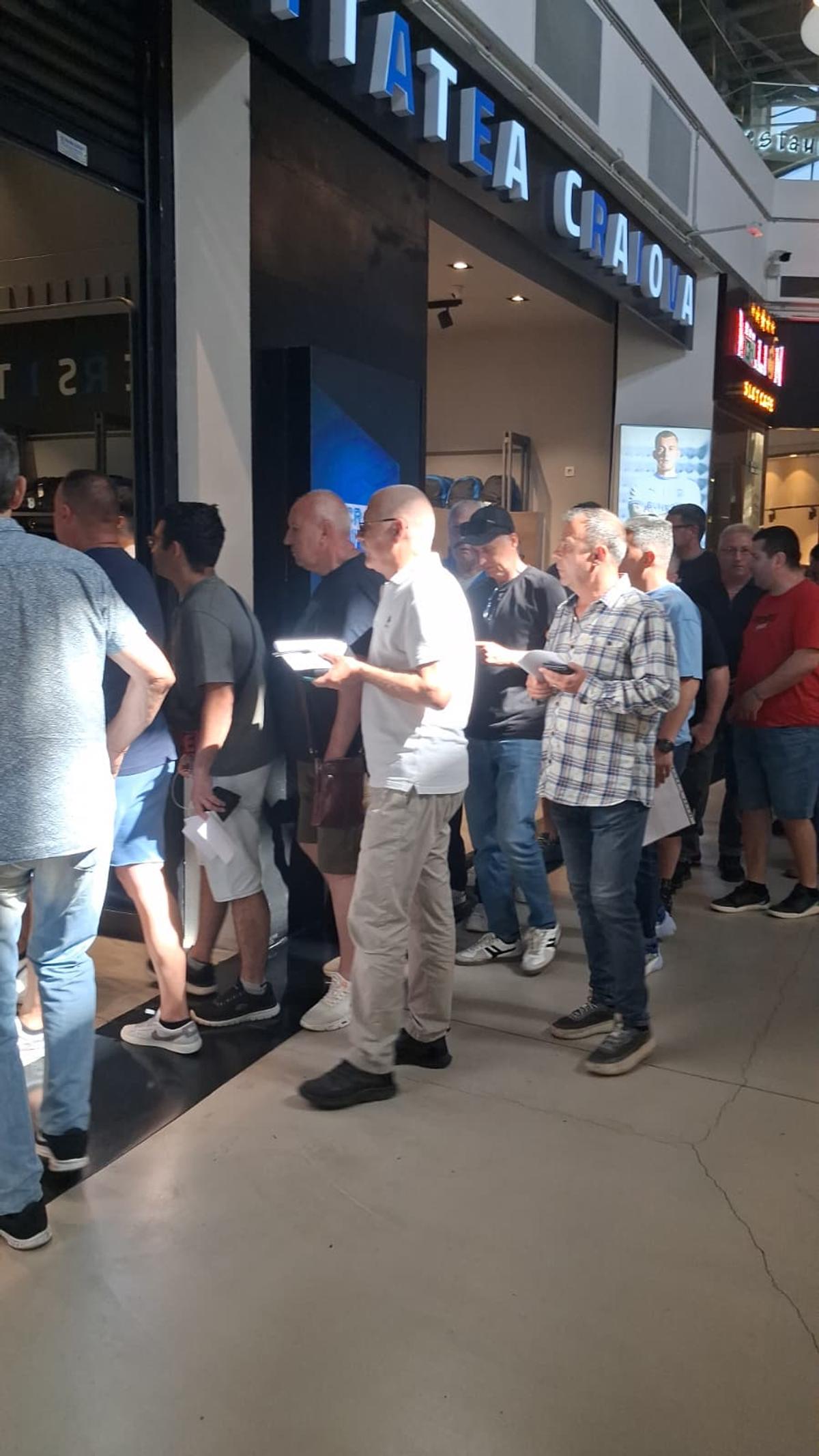 Fără precedent la Craiova! Suporterii s-au așezat la cozi imense: de ce se grăbesc oltenii