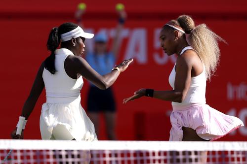 Victoria Mboko și Serena Williams în meciul revenirii americancei, turneul de la Queen’s Foto: Guliver/GettyImages