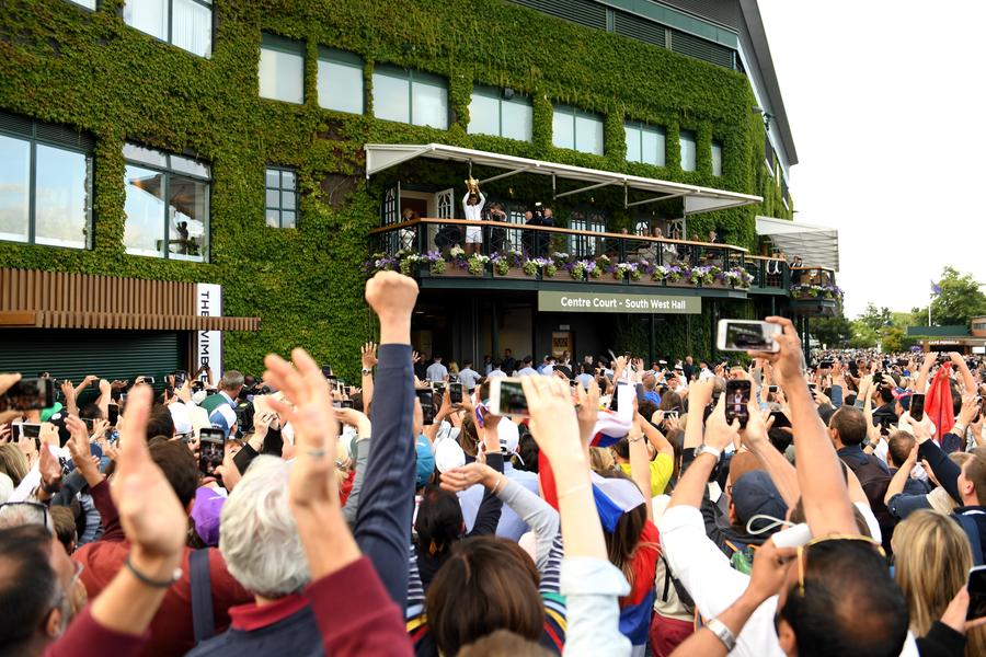 Fanii care nu prind bilet la finală au ocazia să vadă câștigătorul când acesta prezintă trofeul de la balcon FOTO Guliver/GettyImages Wimbledon se joacă pe GSP.ro » Daniel Dobre, antrenorul care a fost alături de Simona Halep la triumful de pe iarba londoneză: „Este un turneu special, nu se poate compara cu nimic!”
