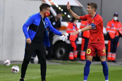 Pintilii, 35 de ani, face acum parte din staff, dar a început acest sezon ca fotbalist și a bifat pentru FCSB 7 meciuri, ultimul pe 22 septembrie 2019