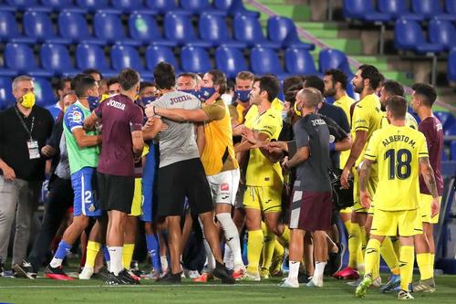 Frustraţi de rezultat, dar mai ales de arbitraj, jucătorii s-au revoltat în prelungiri la adresa arbitrului Estrada Fernández. foto: Guliver/Getty Images