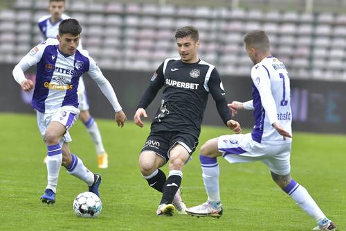 Andreias Calcan (centru) ar fi dorit de Dinamo // foto: Imago