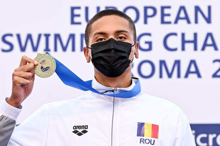 David Popovici cu medalia de aur de la 100 m liber Foto Imago Images David Popovici, de neoprit! Record mondial și la 200 m liber