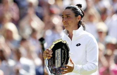 Ons Jabeur, show după finala pierdută: ce poză a avut pe telefon tot anul + a încălcat tradiția Wimbledon