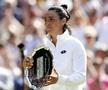 Elena Rybakina (23 de ani, 23 WTA) este campioana de la Wimbledon 2022, după o finală contra lui Ons Jabeur (27 de ani, locul 2 WTA), scor 3-6, 6-2, 6-2. Cele două jucătoare au oferit declarații pline de respect în timpul festivității de premiere.