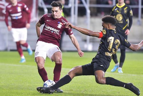 Felix Mathaus intervine prin alunecare într-un meci cu Rapid // foto: Imago Images
