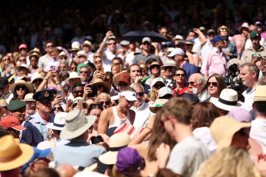 Elena Rybakina (23 de ani, 23 WTA) este campioana de la Wimbledon 2022, după o finală contra lui Ons Jabeur (27 de ani, locul 2 WTA), scor 3-6, 6-2, 6-2. Cele două jucătoare au oferit declarații pline de respect în timpul festivității de premiere.