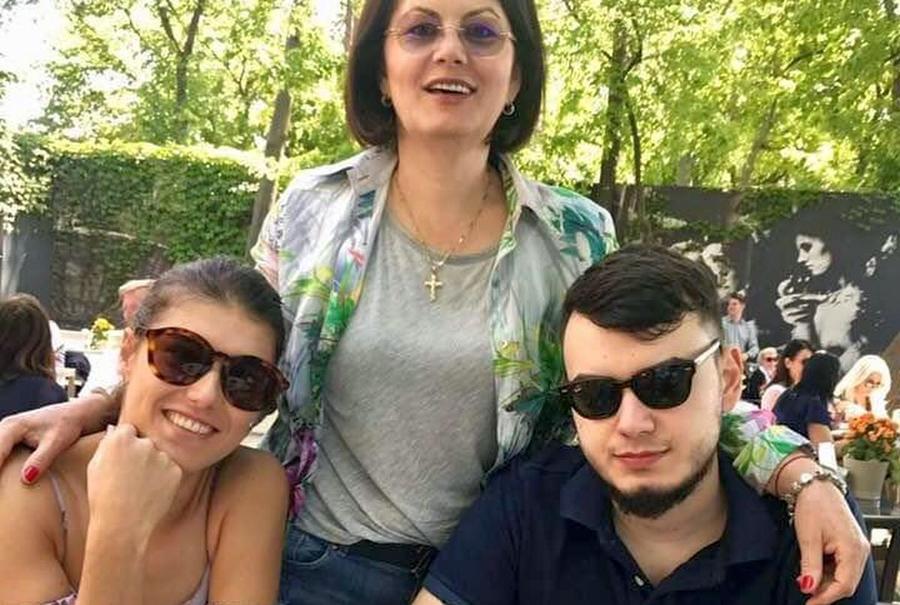 Liliana Cîrstea, alături de Sorana Cîrstea și Mihnea Cîrstea, fratele ei. Foto: Facebook Mama Soranei Cîrstea sare în apărarea sportivei: „Are dreptul să-și spună și să-și susțină opinia! Nu este o parvenită incultă”