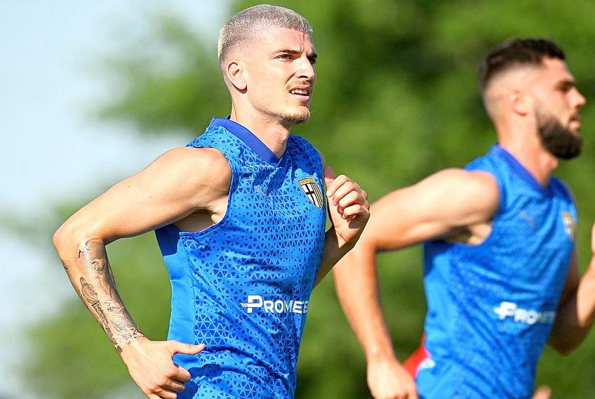 Valentin Mihăilă a venit blond la reunirea Parmei // foto: Twitter @ Parma Calcio 1913