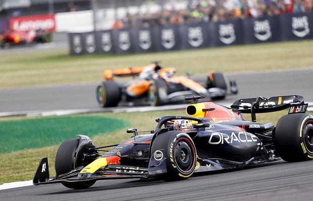 Verstappen câștigă pe Silverstone, dar weekendul este „papaya”!