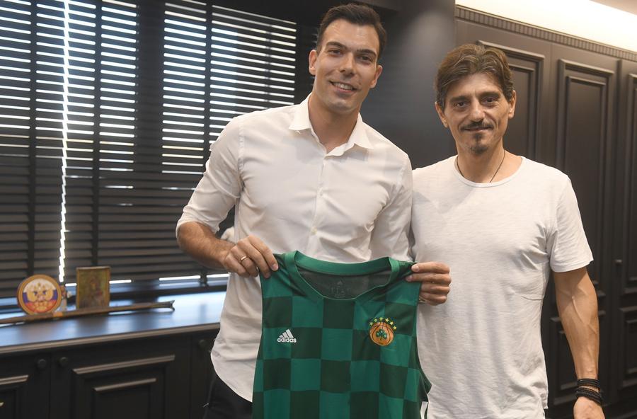Sloukas, prezentat la Panathinaikos / FOTO: Twitter @paobcgr Trădarea deceniului în Europa » Ultrașii au luat foc după prezentarea la marea rivală: „Mincinos și trădător! Îți amintești ce ne-ai zis?”