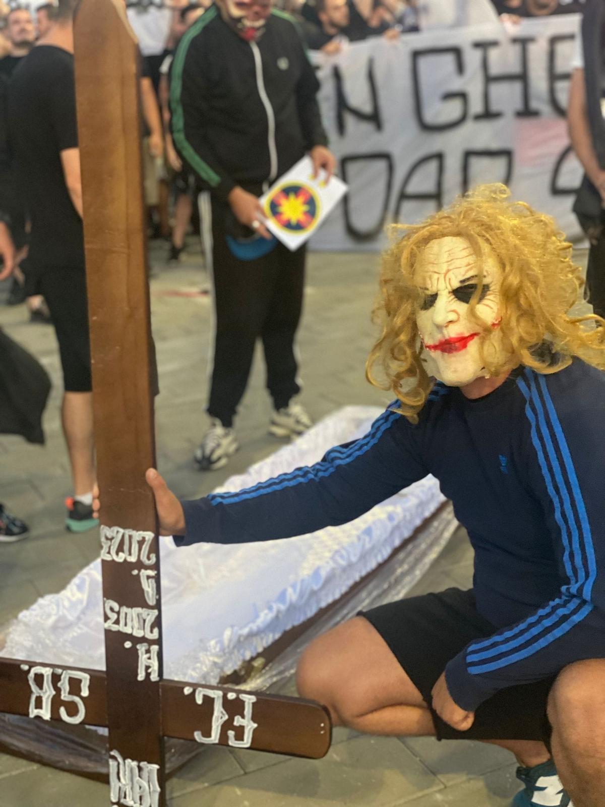 Decor macabru pus în scenă de Peluza Sud » Ce s-a întâmplat în fața arenei din Ghencea