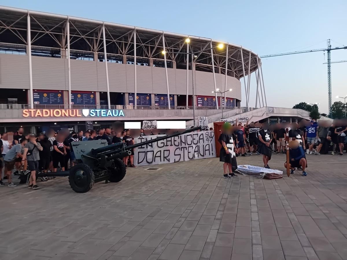 FOTO. Ultrașii din Peluza Sud, protest macabru în Ghencea