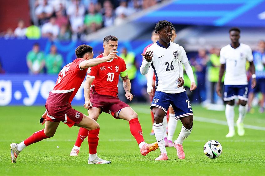 Kobbie Mainoo, în alb, pasând în meciul dintre Anglia și Elveția din sferturi // foto: Guliver/gettyimages