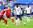 Kobbie Mainoo, în alb, pasând în meciul dintre Anglia și Elveția din sferturi // foto: Guliver/gettyimages