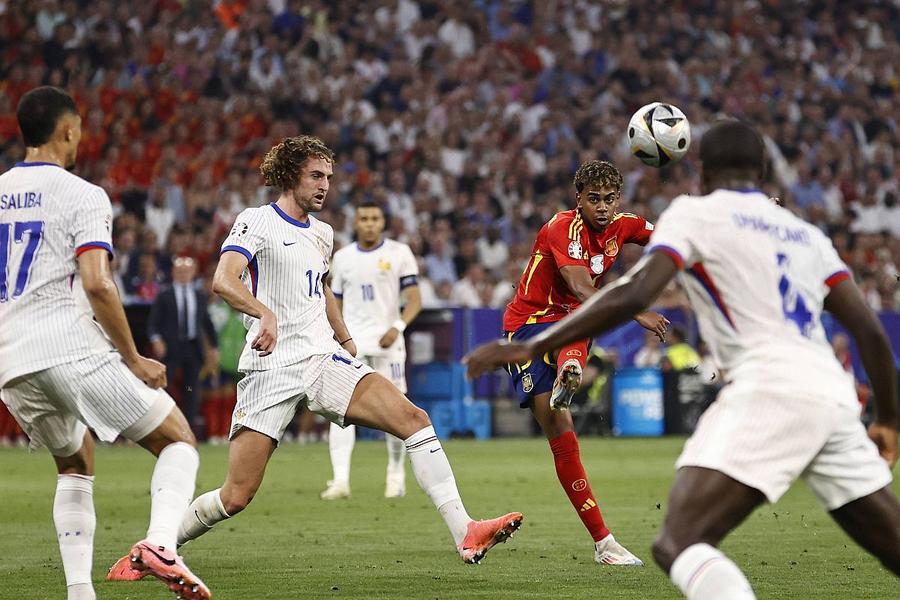 Lamine Yamal, în momentul execuției de 1-1 Lamine Yamal i-a răspuns lui Adrien Rabiot direct pe teren: „Vorbește acum, vorbește acum!”