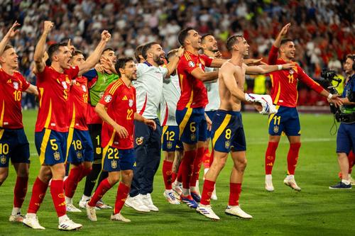 Spania a învins-o pe Franța cu scorul de 2-1 în semifinalele Campionatului European din Germania. Marca și L'Equipe, cele mai prestigioase cotidiene ale celor două forțe mondiale, au oferit titluri sugestive.