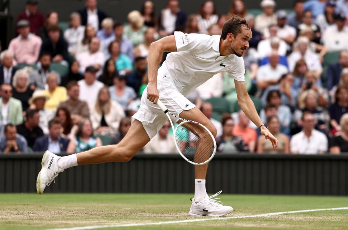 Liderul mondial Jannik Sinner, eliminat în „sferturi” la Wimbledon » Probleme medicale în setul 3: „Am simțit că nu se mișcă bine”